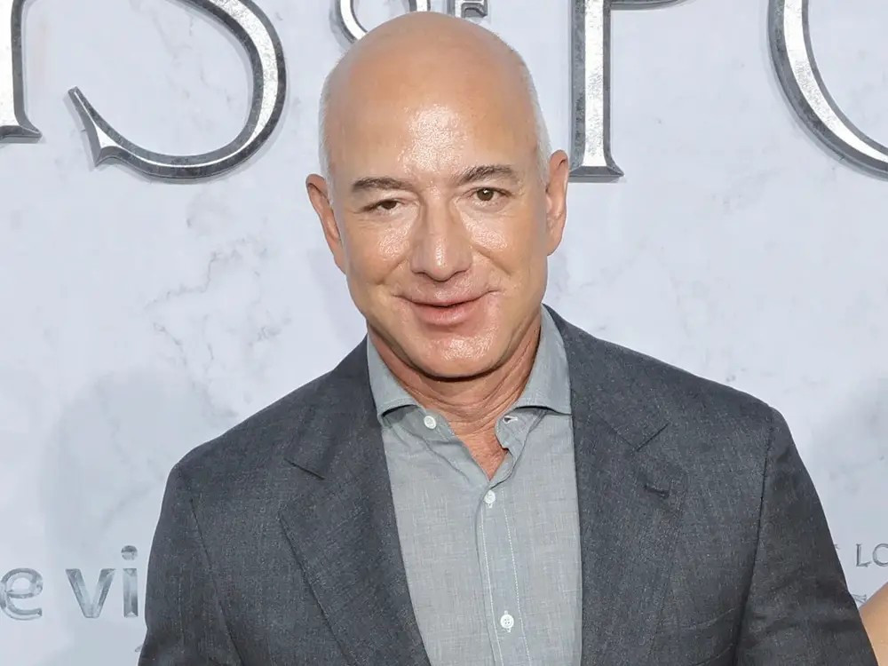 Cổ phiếu Amazon lập đỉnh cao nhất mọi thời đại, tỷ phú Jeff Bezos bán vội thu lãi khủng - ảnh 1