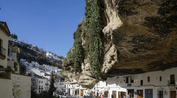 Setenil de las Bodegas sở hữu khí hậu Địa Trung Hải đặc trưng với mùa hè khô nóng và mùa đông ôn hòa. Ảnh: Internet