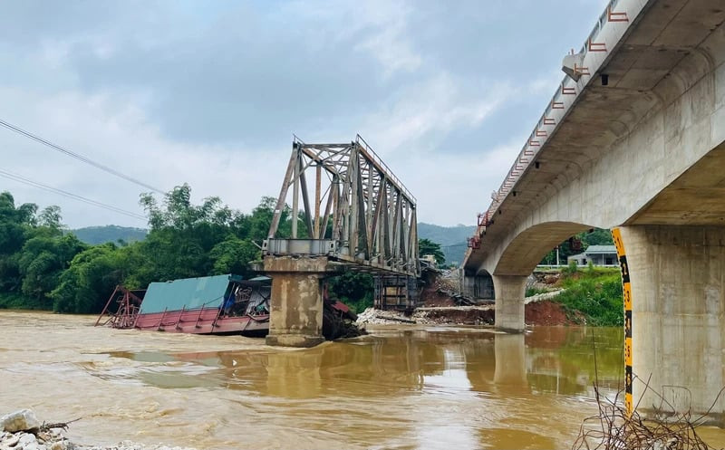 Con tàu vẫn đang mắc kẹt tại gầm cầu cho đến hôm nay (6/7). Ảnh: Thanh Sơn/Báo Nhân dân