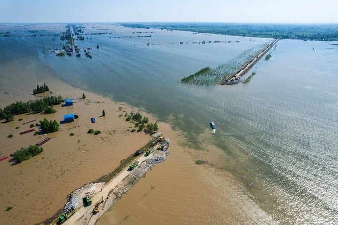 Chỉ trong vài giờ, nước lũ đã dâng cao tới nóc nhà dân làng, nhà cửa ngay lập tức bị ngập và cuốn trôi. Ảnh: The Manila Times