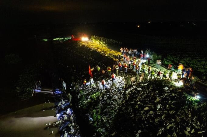 Nước này cũng đã sử dụng bạt nilon để phủ kín 10km nhằm gia cố đê. Ảnh: Xinhua