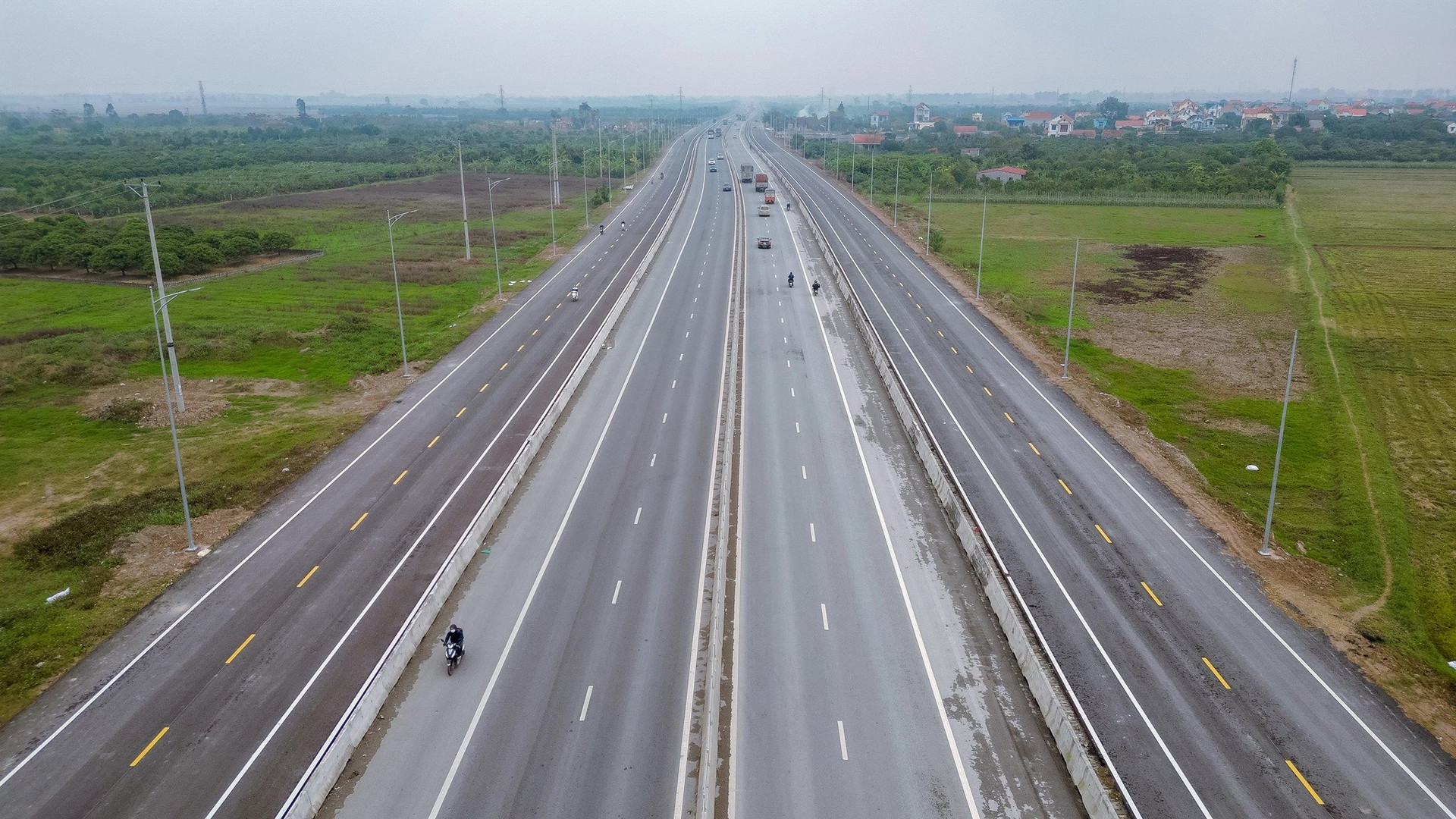 Tuyến đường cao tốc Cầu Giẽ - Ninh Bình, nằm trên địa bàn tỉnh Hưng Yên với tổng mức đầu tư khoảng 400 triệu USD đã được thông xe từ tháng 12/2023