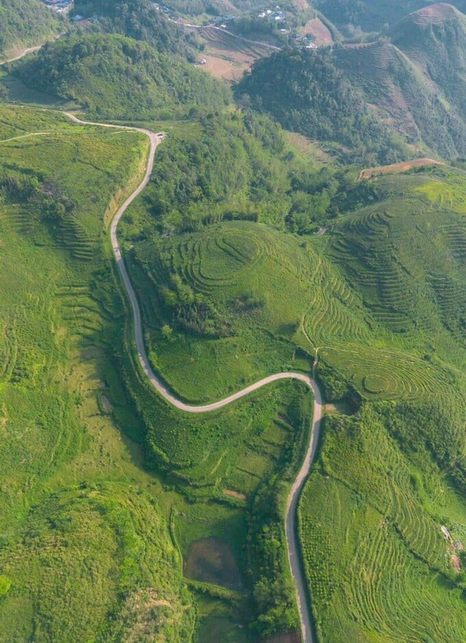 Du khách có thể leo lên những ngọn đồi cao để thưởng ngoạn toàn cảnh cung đường hình chữ S quanh hồ (Ảnh: Chu Đức Giang)