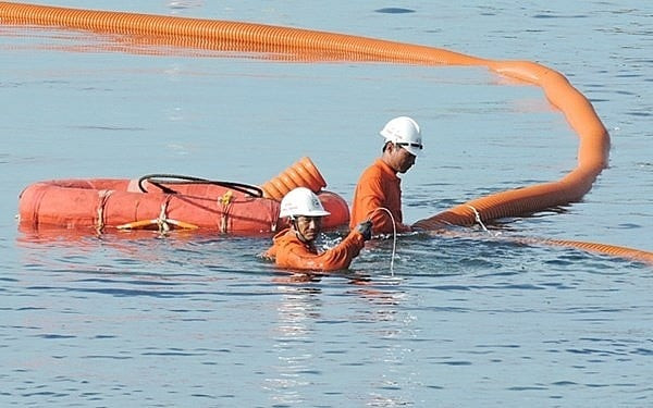 Việc kéo cáp ngầm vượt biển ra Côn Đảo đối diện với nhiều khó khăn và thách thức. Ảnh: Internet