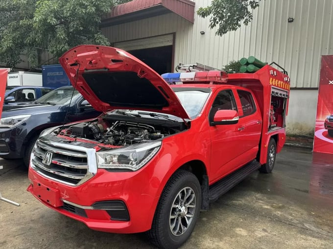 Xe chữa cháy pick up S-100 nhỏ gọn, linh hoạt phù hợp với công tác chữa cháy tại các hẻm nhỏ. Ảnh: Ngân Nga