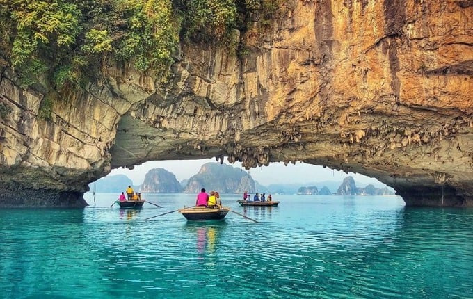 Hiện nay, một số doanh nghiệp lữ hành đang chuyển hướng đưa khách đến trải nghiệm tại những khu vực có cảnh quan hoang sơ và không gian riêng tư trên vịnhh. Ảnh: Internet