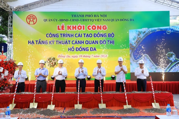 Các đại biểu thực hiện nghi thức khởi công công trình cải tạo đồng bộ hạ tầng kỹ thuật cảnh quan đô thị hồ Đống Đa. Ảnh: Internet