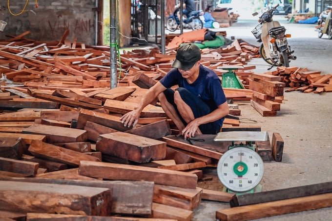 Gỗ trắc là mặt hàng kinh doanh chủ yếu tại chợ Phù Khê. Ảnh: Tổ quốc