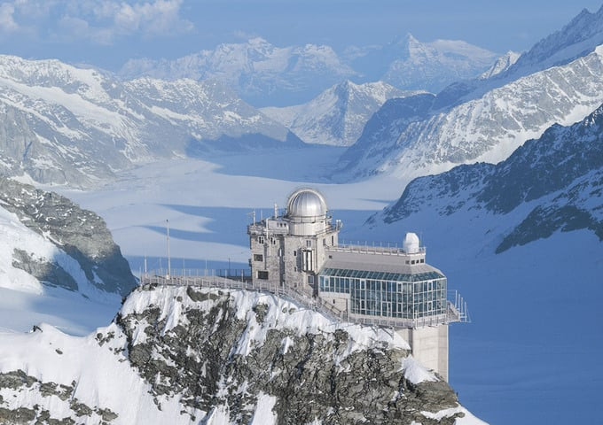 Nằm trên dãy núi Alps thuộc bang Bern, Thụy Sĩ, nhà ga Jungfraujoch tọa lạc ở độ cao 3.454m trên mực nước biển, trở thành nhà ga đường sắt cao nhất ở châu Âu (Ảnh: Internet)