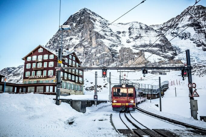 Tuyến đường sắt Jungfrau, tuyến đường dẫn tới nhà ga Jungfraujoch, được hoàn thành vào năm 1912 sau 16 năm xây dựng đầy khó khăn và thách thức (Ảnh: Internet)