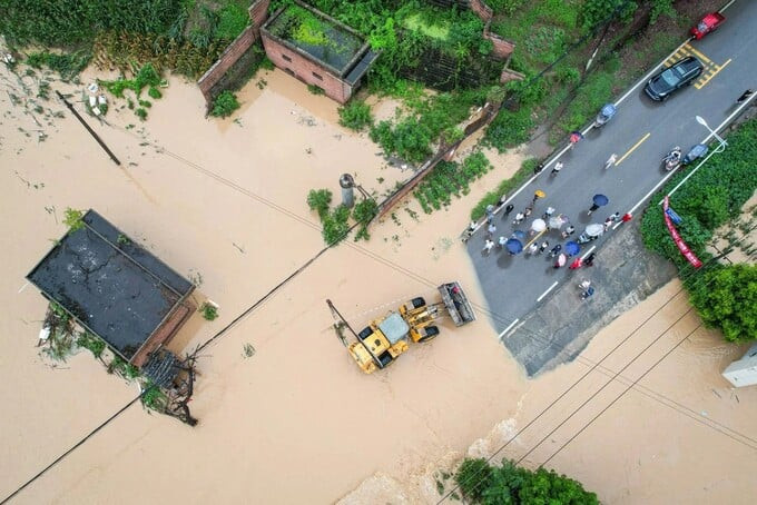 Một bức ảnh chụp từ trên không cho thấy người dân đang được sơ tán khỏi khu vực ngập lụt. Ảnh: AFP