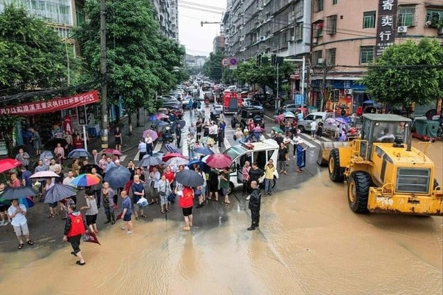 Người dân được sơ tán khỏi khu vực bị ngập lụt vào ngày 11/7. Ảnh: AFP