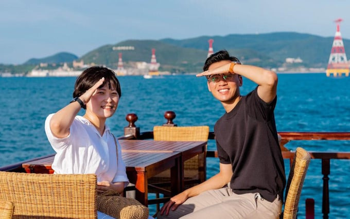 Cặp khách Hàn trải nghiệm du thuyền cao cấp ở Nha Trang. Ảnh: Emperor Cruises Origin Nha Trang