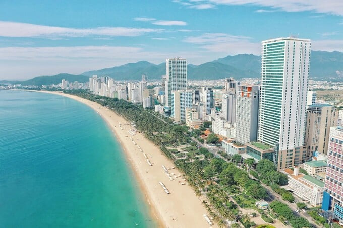 Nha Trang tự hào sở hữu những bãi biển đẹp nhất Việt Nam, nơi có những bãi cát trắng mịn, làn nước trong xanh như ngọc cùng khí hậu dễ chịu. Ảnh: Bá Duy