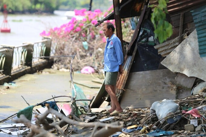 Các nhà dân dọc bờ kè có nguy cơ sạt lở về phía sông. Ảnh: Trần Duy Khánh