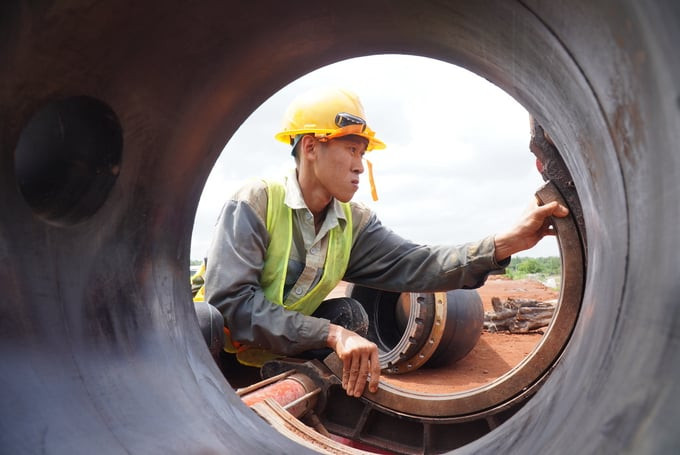 Công nhân hiện đang thi công đường ống nước D800. Ảnh: VnExpress