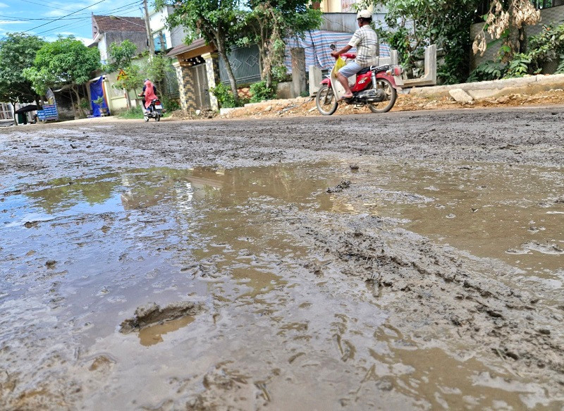 Thực tế thi công tại dự án đường ĐH.36 (Chợ Đình- Quán Trại) cho thấy, chủ đầu tư, đơn vị thi công và các bên liên quan dường như chỉ quan tâm đẩy nhanh tiến độ xây dựng, xem nhẹ công tác đảm bảo an toàn giao thông, môi trường 