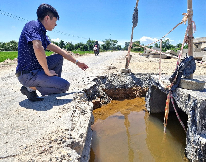 Hiện trường là những hố nước rất sâu giữa đường, hệ thống rào chắn, dây cảnh báo nguy hiểm chỉ được lắp đặt một cách sơ sài, không phát huy tác dụng