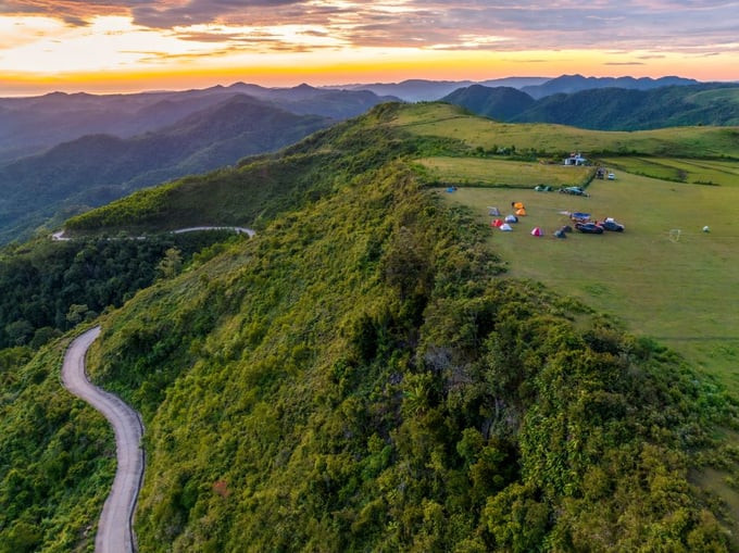 Thảo nguyên Bùi Hui cách trung tâm TP. Quảng Ngãi khoảng 60km về phía Tây Nam, với độ cao hơn 700m so với mực nước biển. Ảnh: Nguyễn Như Nam