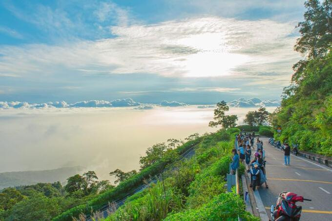 So với các phương tiện di chuyển khác như ô tô, xe khách, phượt Ba Vì bằng xe máy mang lại nhiều lợi ích, đặc biệt là về mặt chi phí. Ảnh: MTG