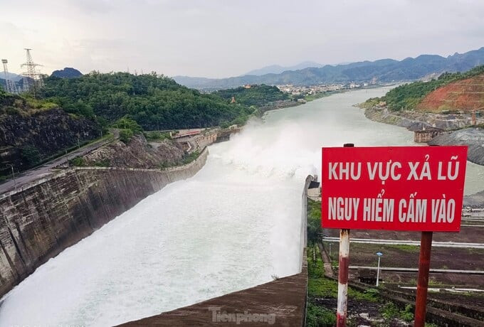 Thủy điện Hòa Bình xả lũ khiến nước ở các sông dâng lên đáng kể. Ảnh: Báo Tiền Phong