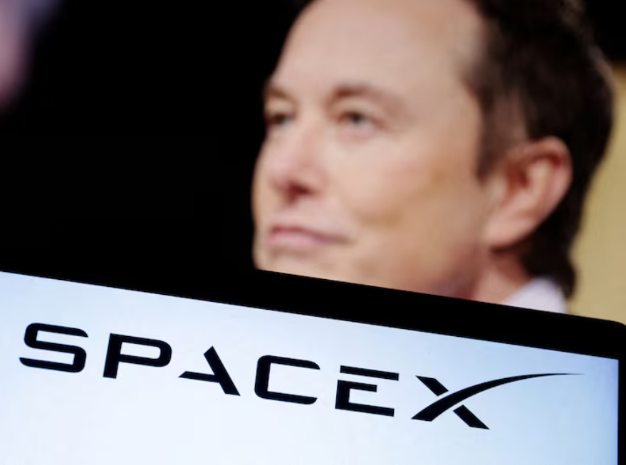 Ông Elon Musk xuất hiện cùng logo SpaceX. Ảnh: Dado Ruvic