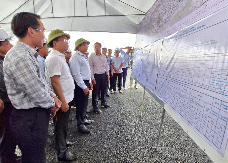 Bộ trưởng Bộ Giao thông Vận tải Nguyễn Văn Thắng và lãnh đạo tỉnh Hà Tĩnh kiểm tra tiến độ thi công dự án đường bộ cao tốc Bắc- Nam