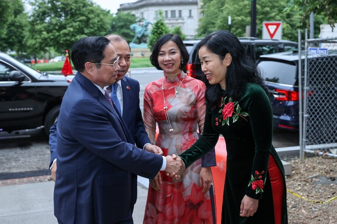 Thủ tướng Phạm Minh Chính động viên các cán bộ, nhân viên Đại sứ quán Việt Nam tại Mỹ. Ảnh: Dương Giang