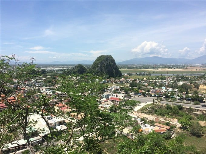 Một trong sáu ngọn núi thuộc khu Di tích Danh thắng Ngũ Hành Sơn. Ảnh: Hoàng Vinh