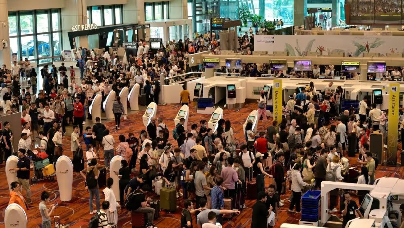 Changi náo loạn vì sự cố màn hình xanh: Hành khách xếp hàng chật cứng, nhiều người tức giận vì lỡ chuyến - ảnh 3