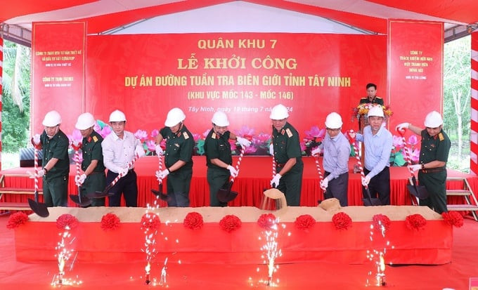 Các đại biểu tham dự nghi lễ khởi công dự án đường tuần tra biên giới tỉnh Tây Ninh (khu vực mốc 143 đến mốc 146). Ảnh: Internet