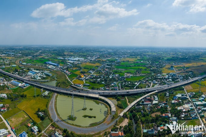 Sau nhiều trắc trở, nay cao tốc này đang tiếp tục thi công. Ảnh: Báo Vietnamnet