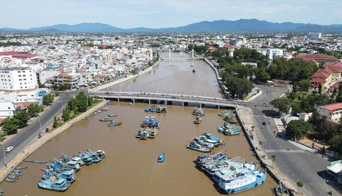 Dòng sông Cà Ty giữa lòng TP. Phan Thiết. Ảnh: Duy Tuấn