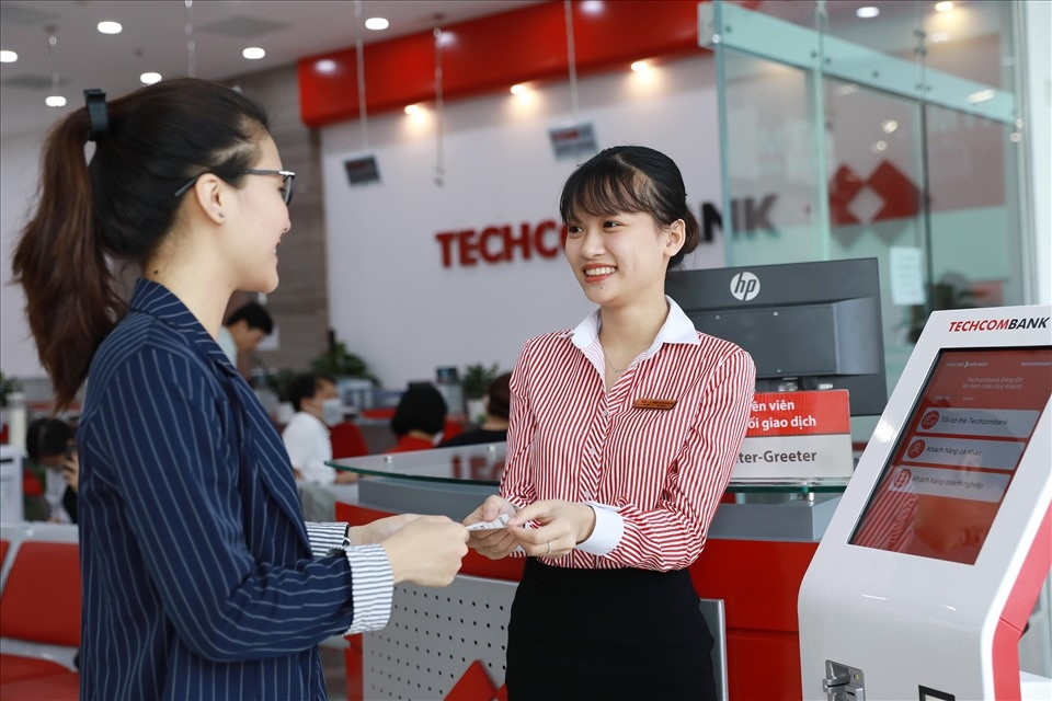 Techcombank (TCB) báo lãi trước thuế 6 tháng đạt 15,6 nghìn tỷ đồng, CASA và an toàn vốn (CAR) tiếp tục dẫn đầu ngành