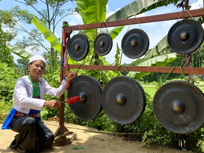 Nghệ nhân ưu tú Bích Thìn luôn nỗ lực gìn giữ âm vang chiêng Mường (Ảnh: Hoàng Diệp)