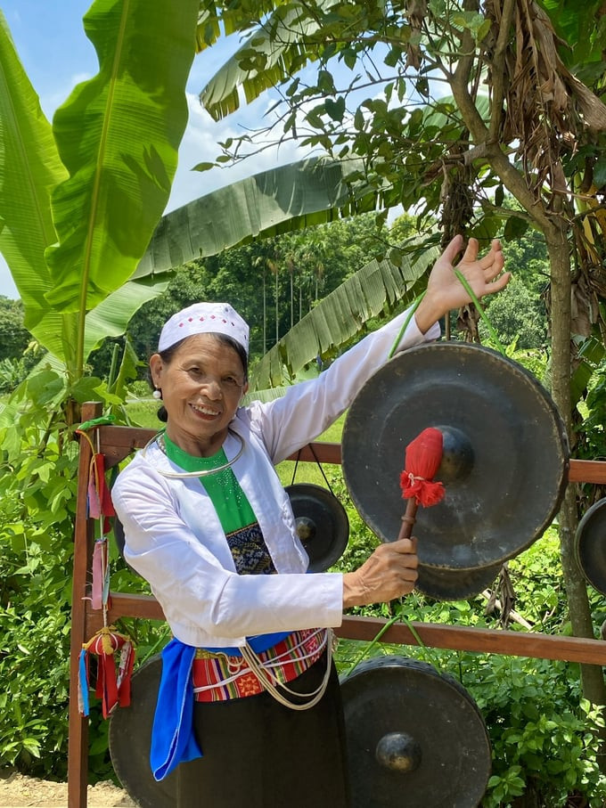 Khác với Tây Nguyên, cồng chiêng của người Mường Thạch Thất có núm ở giữa (Ảnh: Hoàng Diệp)