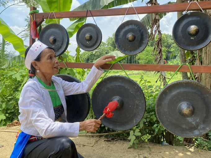 Trong ngôi nhà nhỏ, câu chuyện về hành trình bảo tồn và phát triển di sản văn hóa của bà Thìn dần được hé mở (Ảnh: Internet)