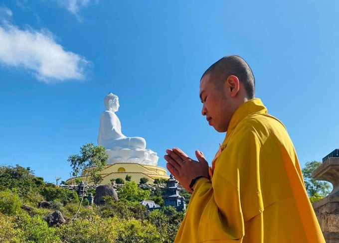 Với quy mô vô cùng lớn và hoành tráng, nơi đây đang dần trở thành một địa điểm du lịch tâm linh thu hút đông đảo du khách thập phương đến tham quan, chiêm bái. Ảnh: Thầy Nhuận Tri Tiên Sinh