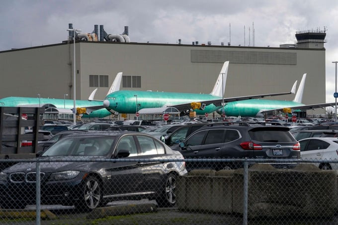 Máy bay Boeing chờ hoàn thiện phải đậu nhờ bãi xe nhân viên tại một nhà máy ở thành phố Everett, bang Washington (Mỹ). Ảnh: ZUMA PRESS