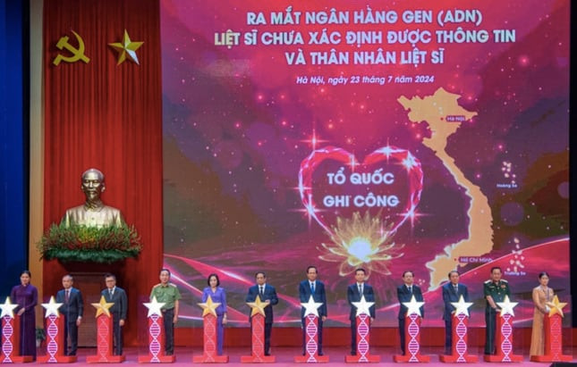 Thủ tướng Phạm Minh Chính và đại diện bộ ngành thực hiện nghi thức ra mắt Ngân hàng gen liệt sĩ và thân nhân. Ảnh: Báo Tiền Phong