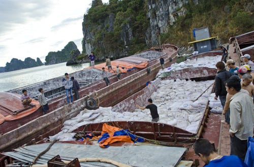 Tàu chở 460 tấn bột mì bị đánh chìm ở Vân Đồn (Quảng Ninh). Ảnh: Nguyên Anh