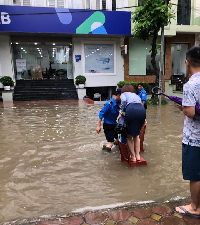 Nhân viên văn phòng đi làm cũng vô cùng khó khăn