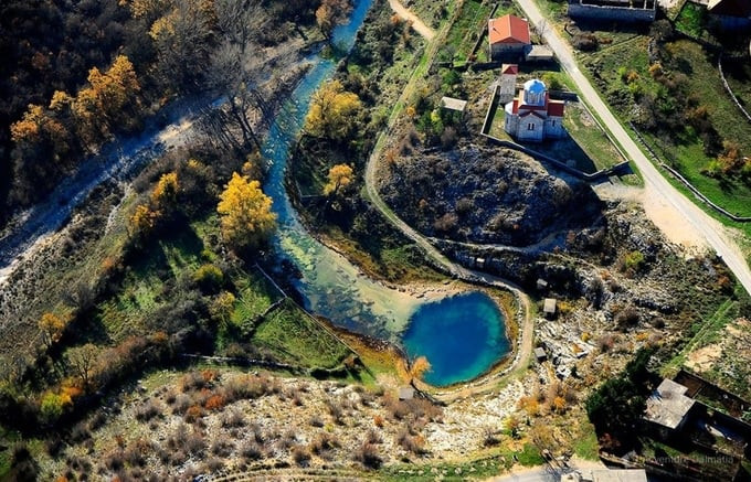 Nhìn từ trên cao, hồ Cetina mang dáng vẻ của một con mắt màu xanh huyền bí. Ảnh: My Best Place