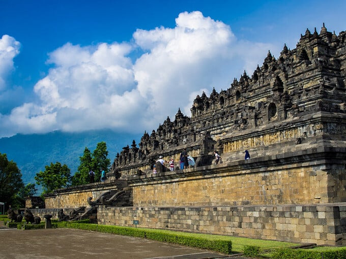 Đền Borobudur đứng sừng sững trên một ngọn đồi cao 265m, mang hình dáng kim tự tháp bậc thang khổng lồ bằng đá andesit, cao 42m, tương đương tòa nhà 13 tầng (Ảnh: World History Encyclopedia)