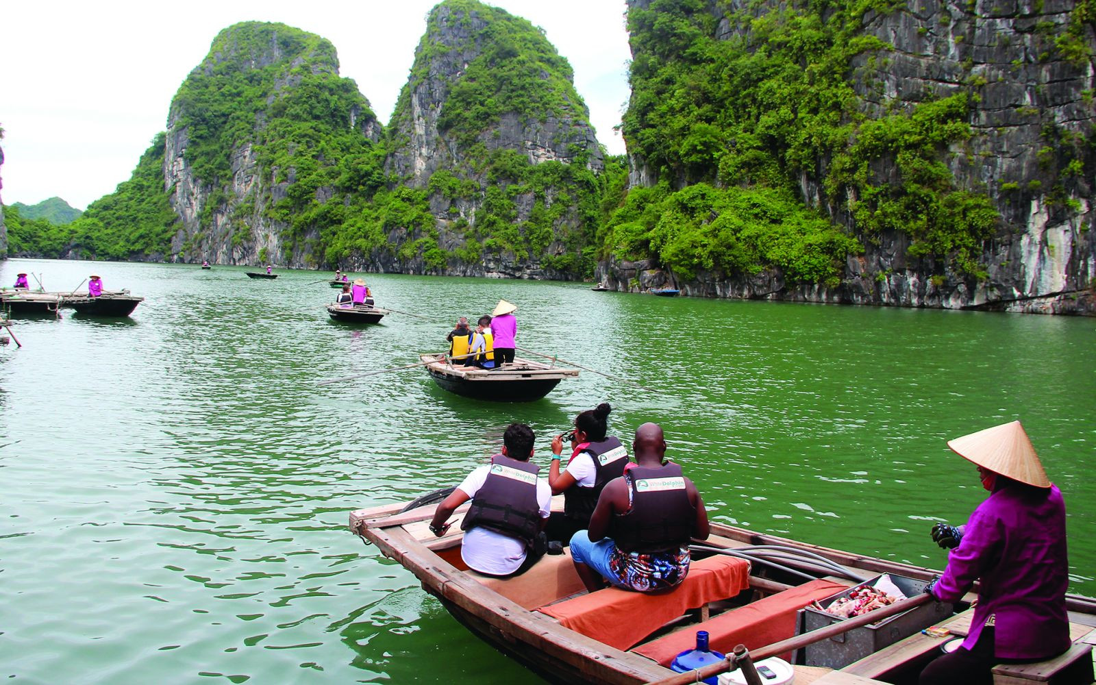 Khách du lịch tại Hạ Long. Ảnh: Tạp chí Diễn đàn Doanh nghiệp