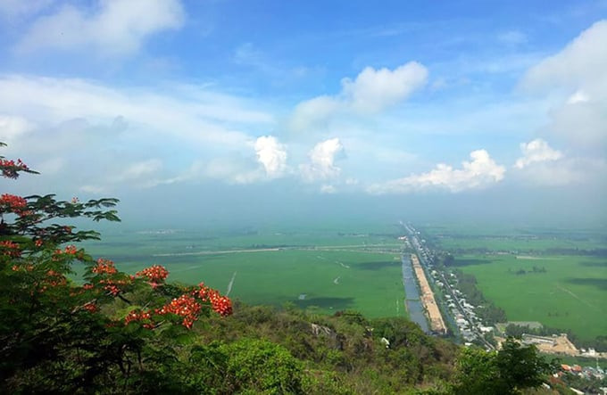 Một đoạn sông Vĩnh Tế nhìn từ trên cao. Ảnh: Báo An Giang