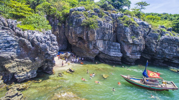 Ngoài bãi biển trải dài, biển Quỳnh còn sở hữu hệ thống hang động đẹp. Ảnh: Tạp chí Nhiếp ảnh và Đời sống