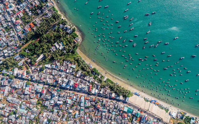 Với diện tích tự nhiên rộng lớn và bờ biển trải dài 57km, Phan Thiết không chỉ là một thành phố biển xinh đẹp mà còn là trung tâm kinh tế, văn hóa, giáo dục và khoa học kỹ thuật sầm uất của tỉnh Bình Thuận. Ảnh: Internet