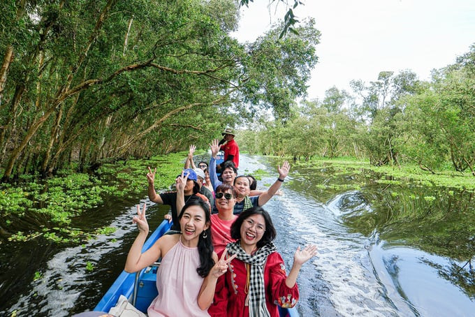 Du khách tham quan rừng bằng xuồng máy. Ảnh: Linh Trang