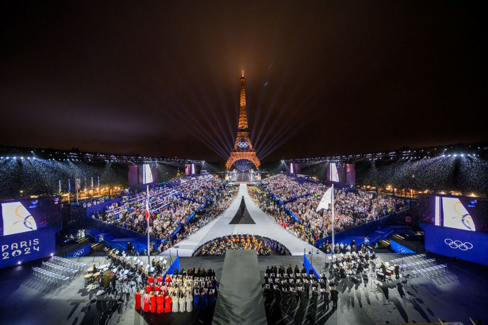 Lễ khai mạc Olympic Paris 2024 được tổ chức trước Tháp Eiffel sau Lễ diễu hành của các quốc gia. Ảnh: Reuters